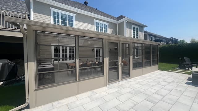 Intérieur d'un solarium 3 saisons réalisé en Estrie