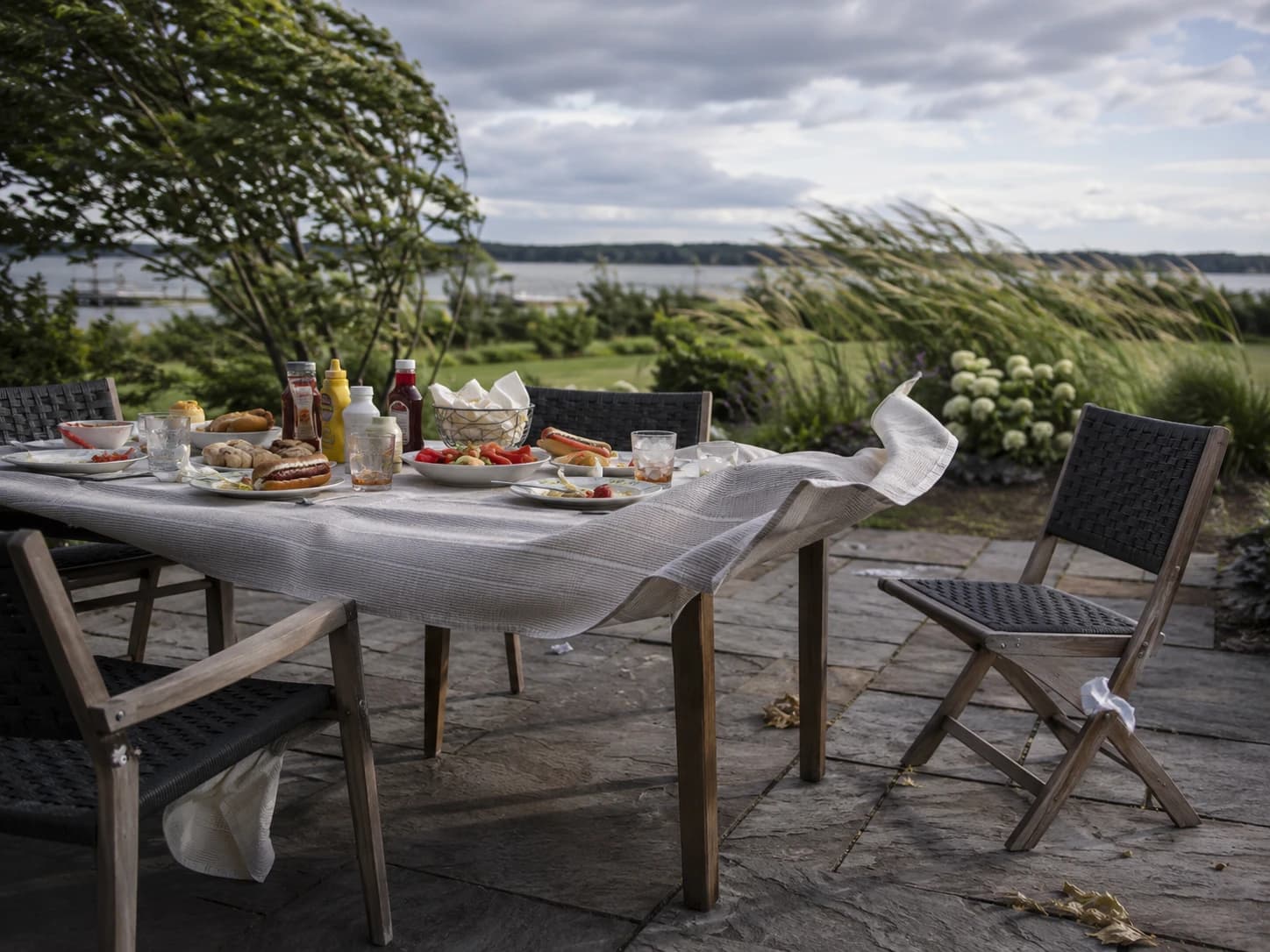 Table de jardin balayée par le vent un jour de grandes rafales